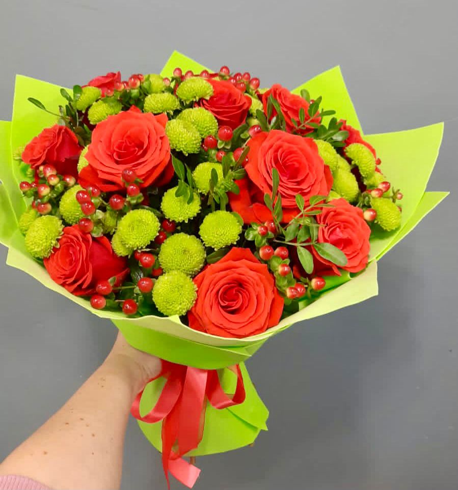 Букет цветов из: Хризантемы и Розы в Зеленый