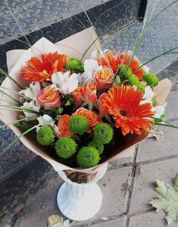 Букет цветов из: Герберы, Хризантемы, Альстромерии и Розы в Зеленый