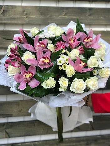 Букет цветов из: Розы и Хризантемы в Зеленый