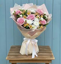 Букет цветов из:  Гвоздики, Орхидеи и Розы в Зеленый