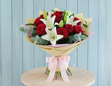 Букет цветов из:  Лилии и Розы в Зеленый