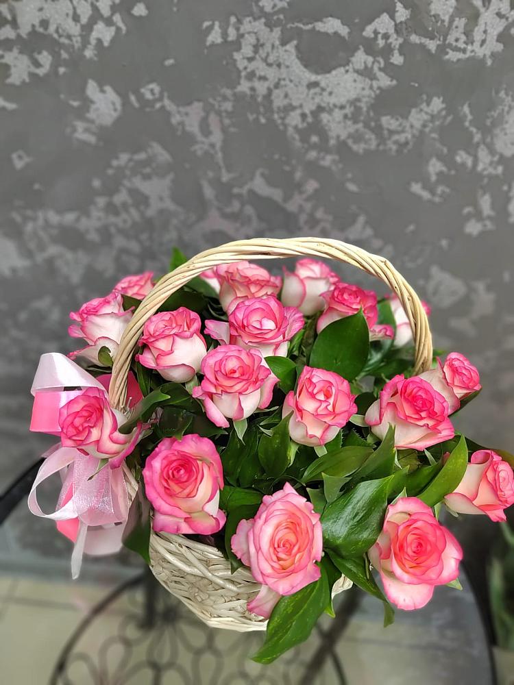 Цветочная композиция из Розы в корзине в Зеленый