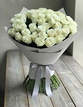 Букет 35 Белых роз в Зеленый