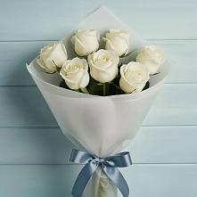 Букет 7 Белых роз Эдлесс Лав в Зеленый