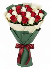 Букет Микс из красных и белых роз в Зеленый