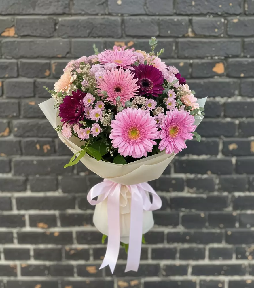 Букет цветов из: Герберы и Хризантемы в Зеленый