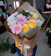 Букет цветов из:  Герберы, Розы и Хризантемы в Зеленый