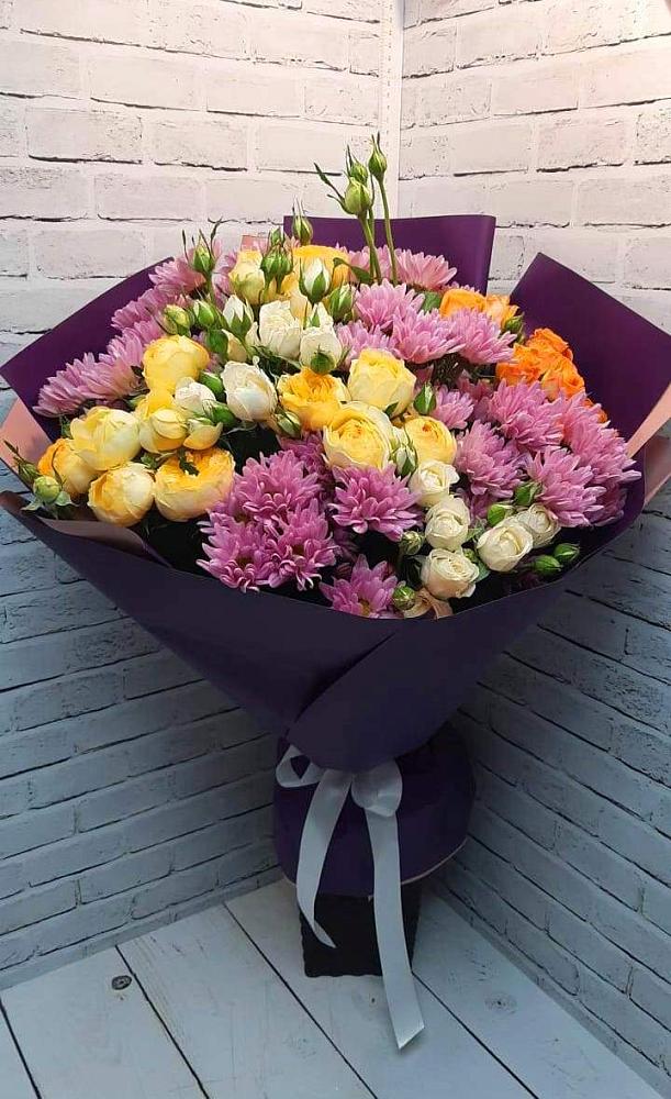 Букет цветов из: Хризантемы и Розы в Зеленый