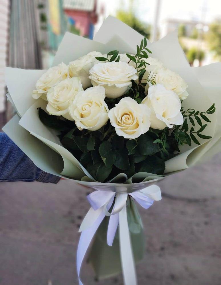 Букет Белые розы Проуд в Зеленый