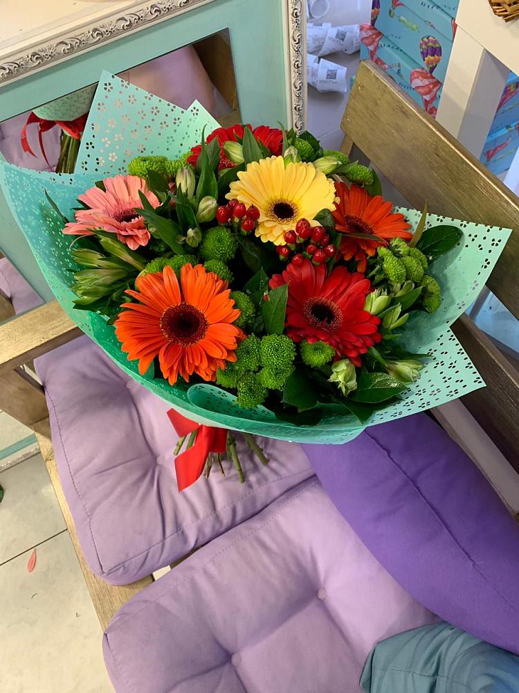 Букет цветов из: Герберы, Хризантемы и Альстромерии в Зеленый