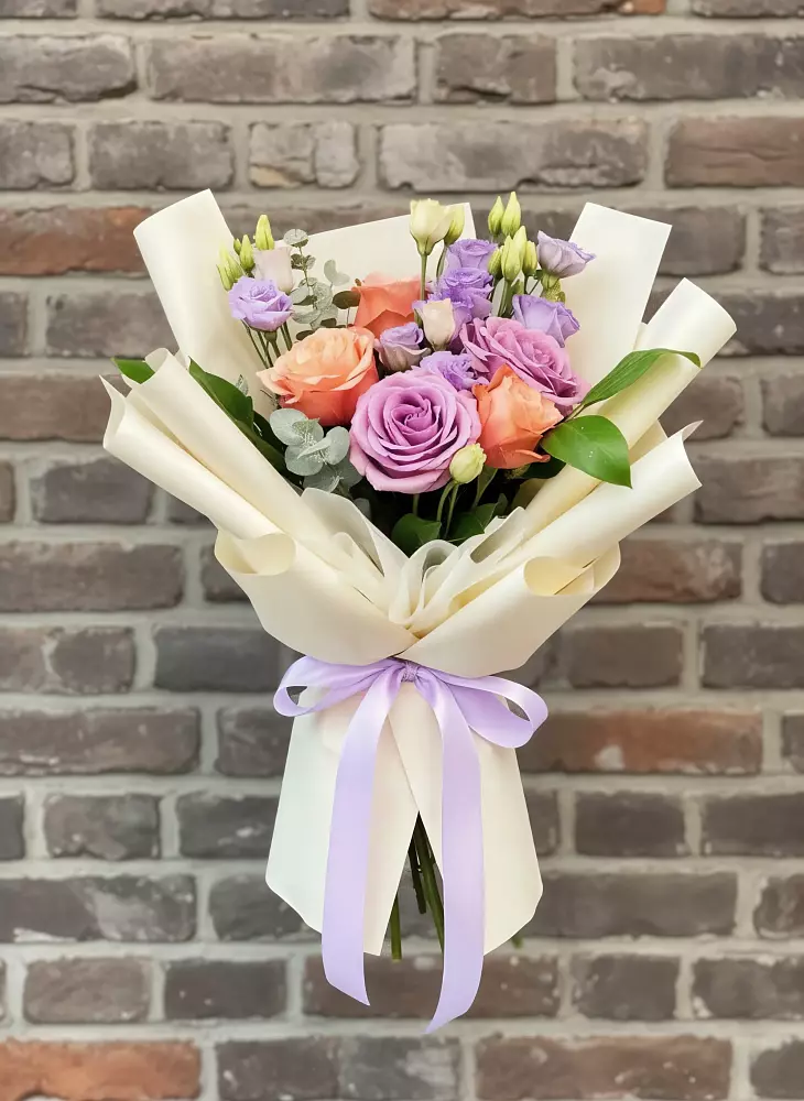 Букет цветов из: Лизиантусы и Розы в Зеленый