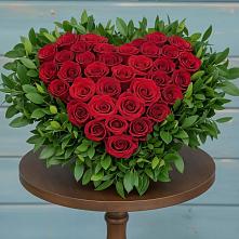 Цветочная композиция из Розы в виде сердца в Зеленый