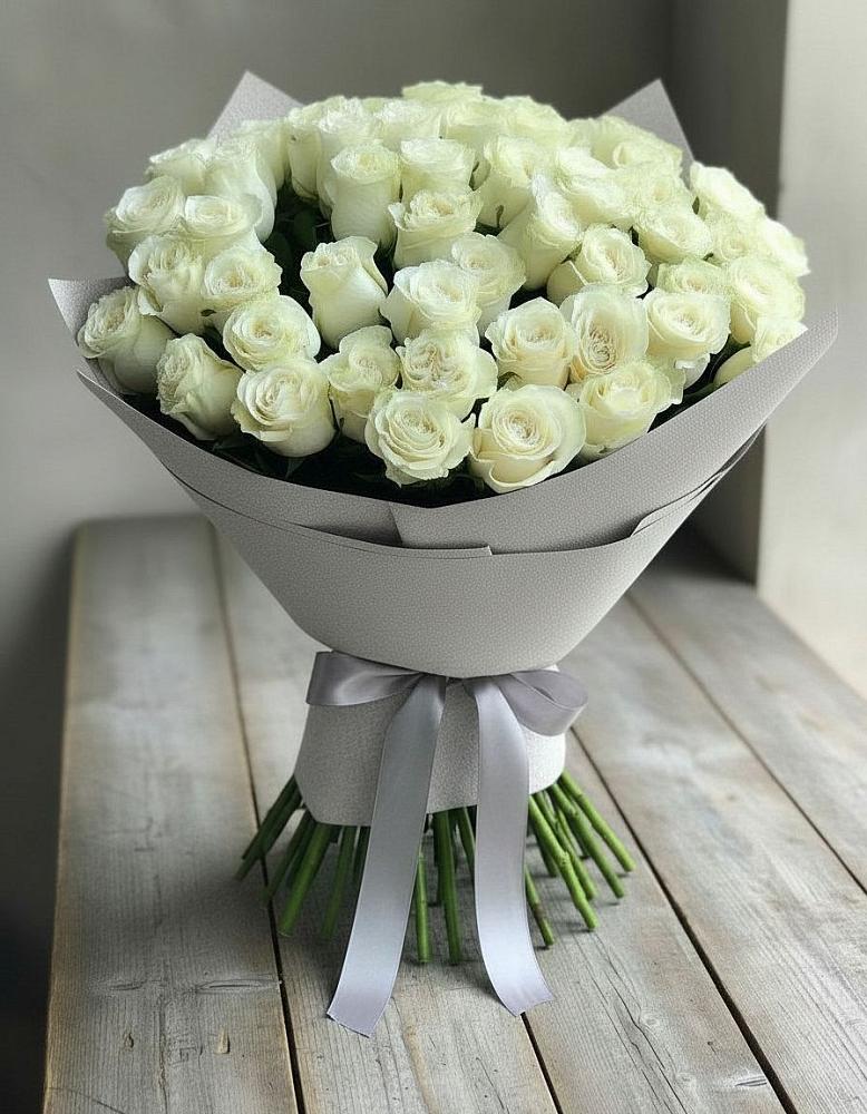 Букет 35 Белых роз в Зеленый