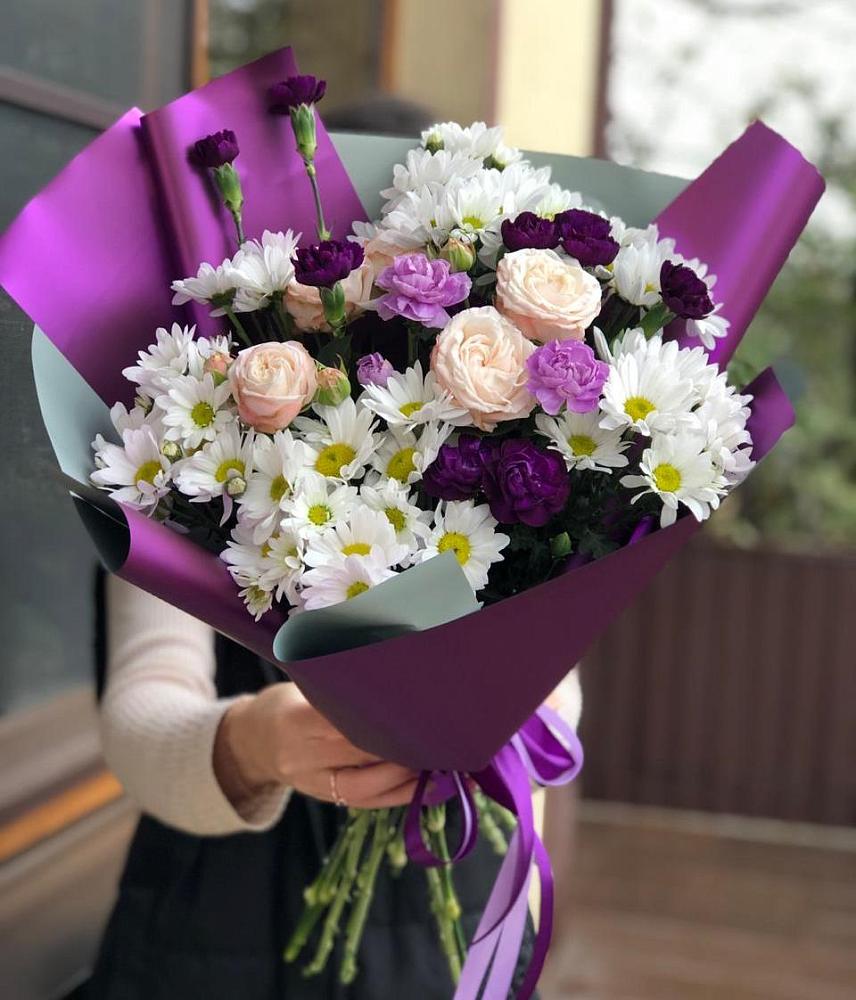 Букет цветов из: Хризантемы, Гвоздики и Розы в Зеленый