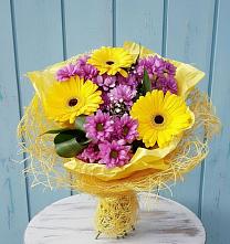 Букет цветов из:  Хризантемы и Герберы в Зеленый
