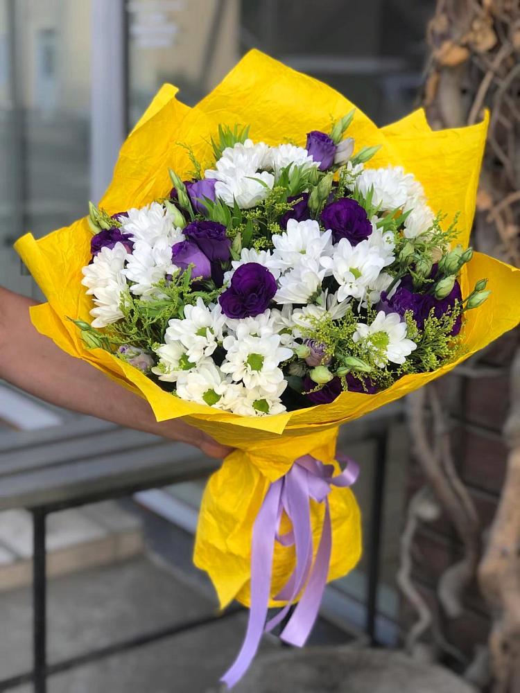 Букет цветов из: Ирисы, Хризантемы и Ромашки в Зеленый