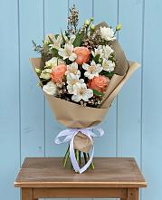 Букет цветов из:  Альстромерии, Лизиантусы, Розы и Хризантемы в Зеленый