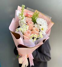 Букет цветов из:  Хризантемы и Розы в Зеленый