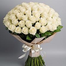 Букет 101 беля роза Белоснежка в Зеленый