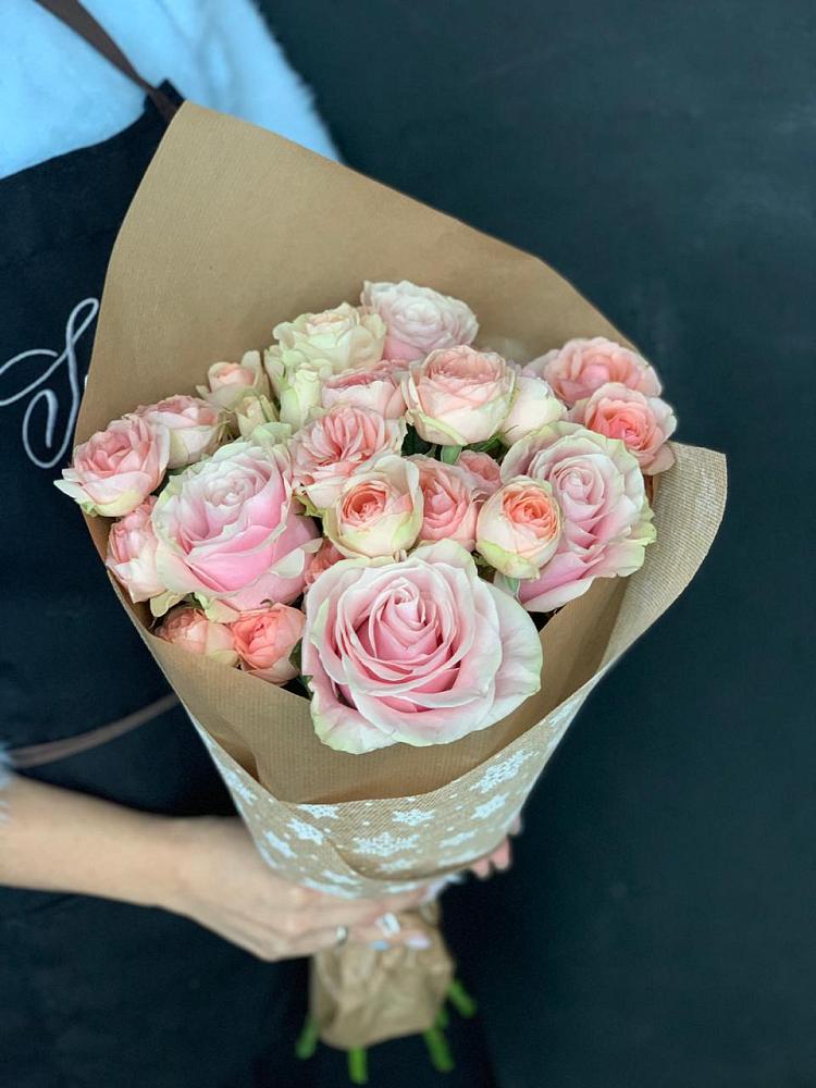 Букет цветов из: Хризантемы и Розы в Зеленый