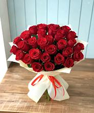 Букет 29 Красных роз в Зеленый