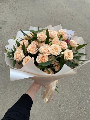 Букет Кремовые розы Латте в Зеленый