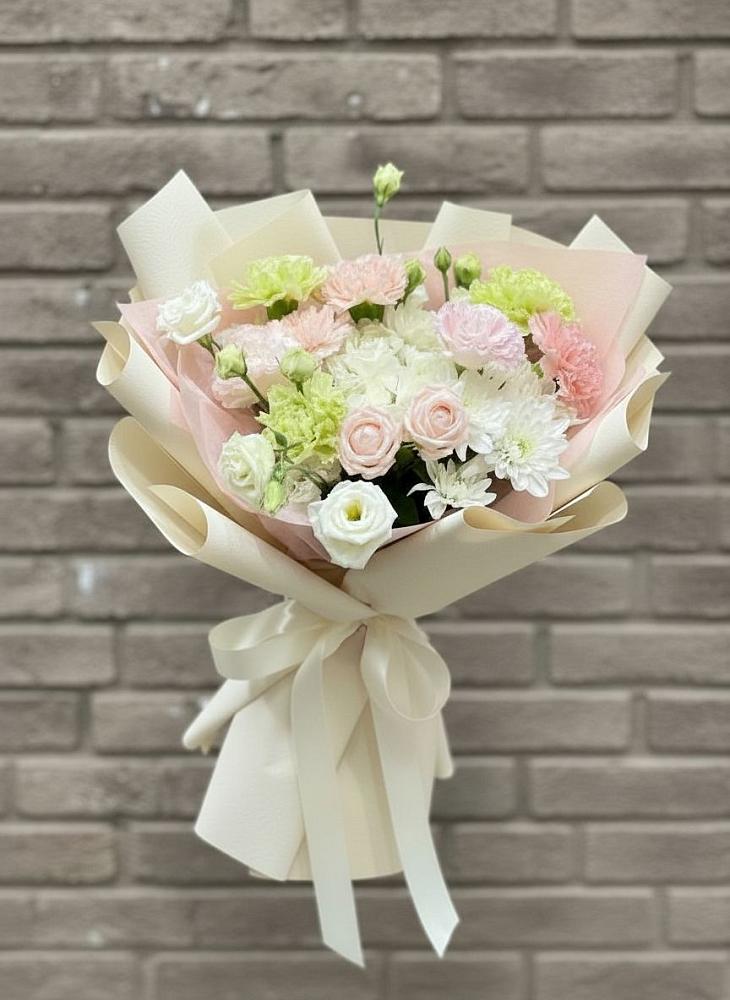 Букет цветов из: Гвоздики, Розы, Лизиантусы и Хризантемы в Зеленый