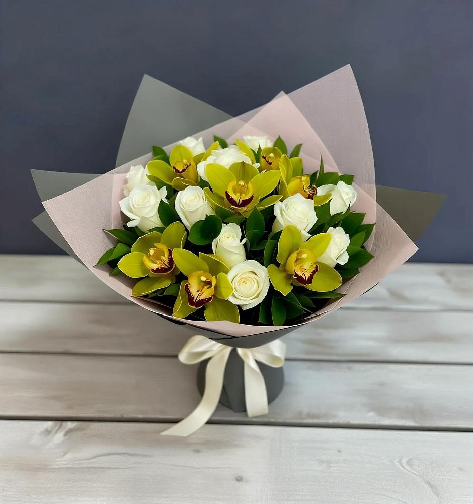 Букет цветов из: Орхидеи и Розы в Зеленый