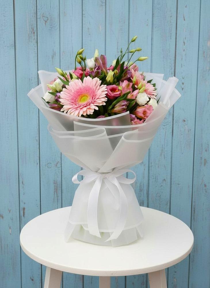 Букет цветов из: Герберы, Альстромерии и Лизиантусы в Зеленый