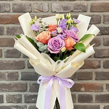 Букет цветов из:  Лизиантусы и Розы в Зеленый