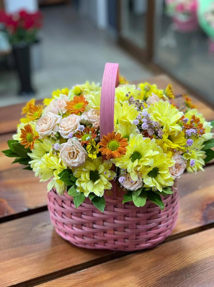 Цветочная композиция из Хризантемы и Розы в корзине в Зеленый