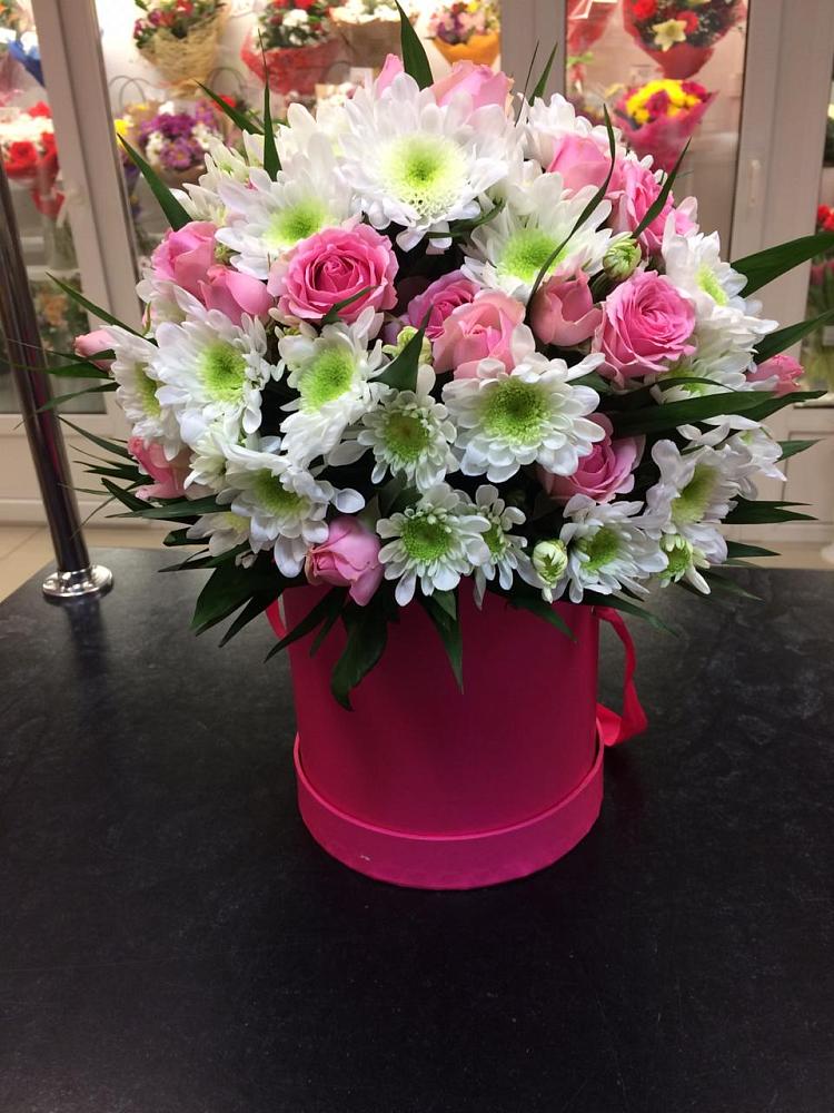 Цветочная композиция из Розы и Хризантемы в шляпной коробке в Зеленый