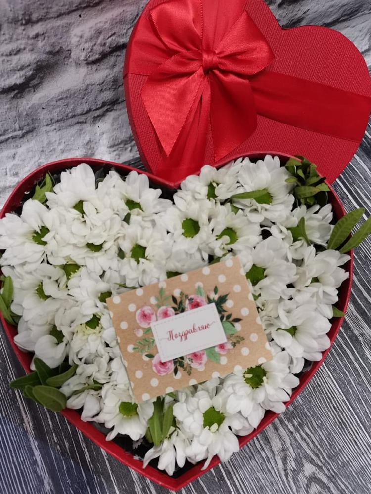 Цветочная композиция из Хризантемы в виде сердца в Зеленый