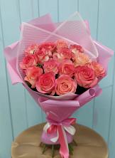 Букет 15 Розовых роз Равель в Зеленый