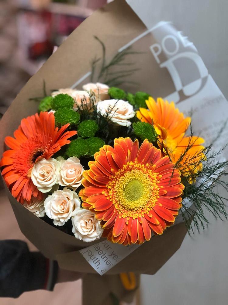 Букет цветов из: Герберы, Хризантемы и Розы в Зеленый