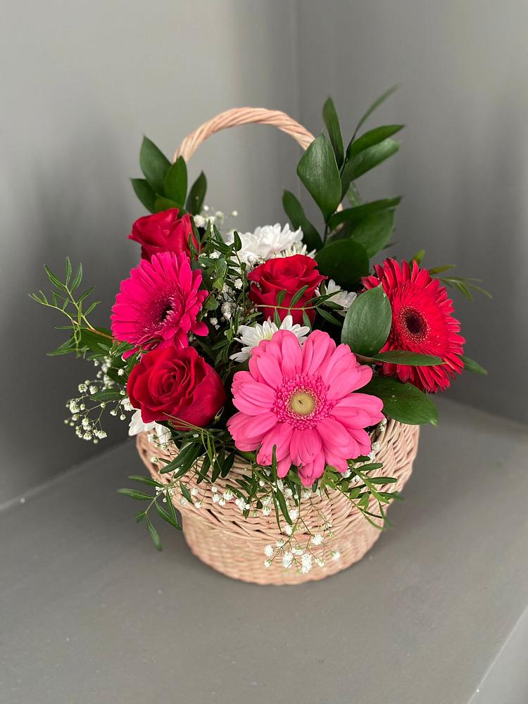 Цветочная композиция из Розы, Хризантемы и Герберы в корзине в Зеленый