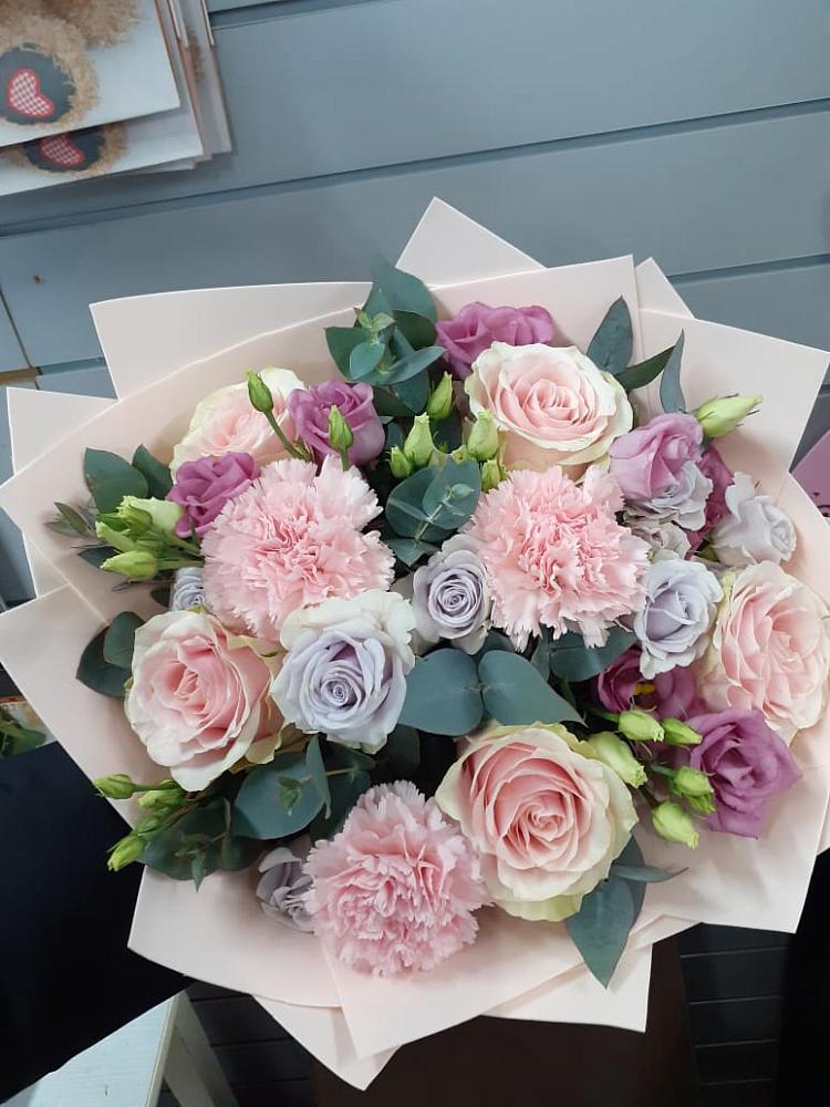 Букет цветов из: Розы, Гвоздики и Лизиантусы в Зеленый